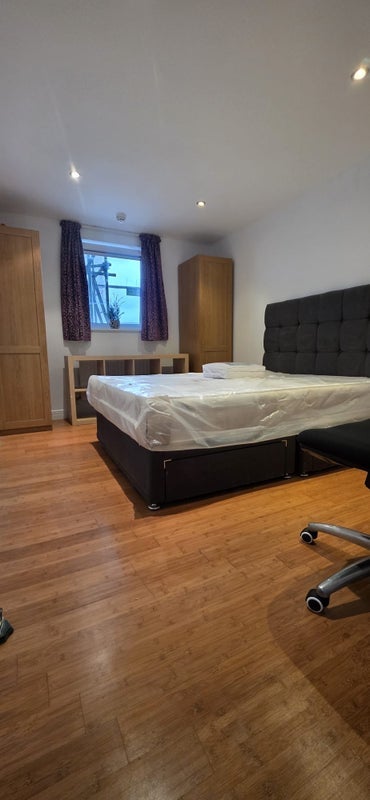 Room Erebus Drive in Greater London