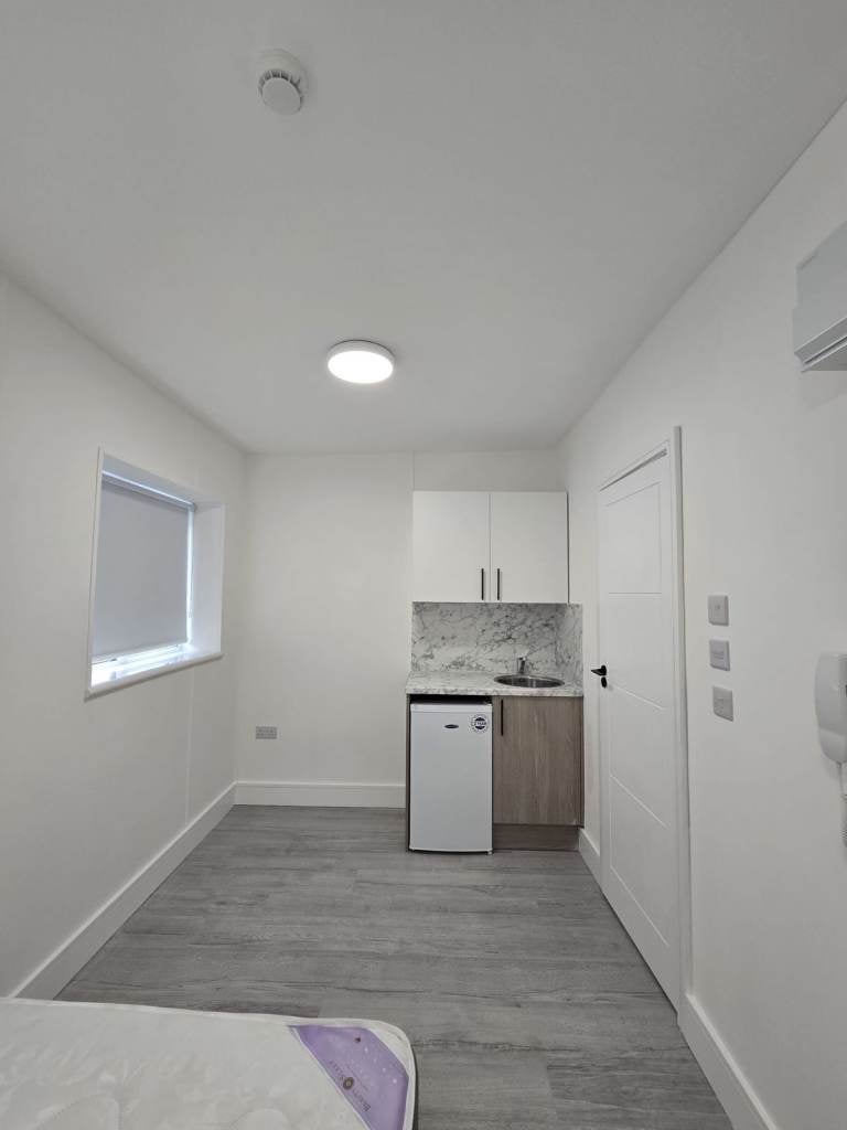 Flat Hazelbank Road in Greater London