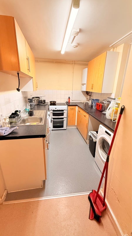 Room Abbott Road in Greater London