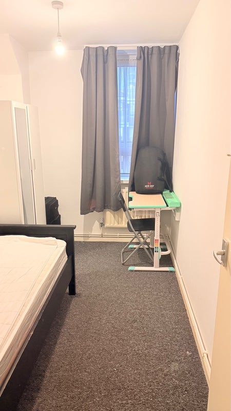 Room Abbott Road in Greater London