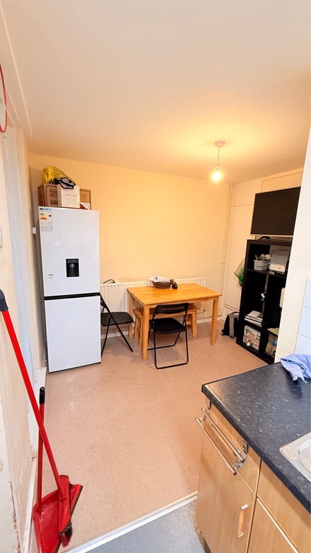 Room Abbott Road in Greater London