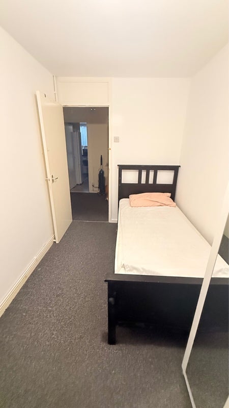 Room Abbott Road in Greater London