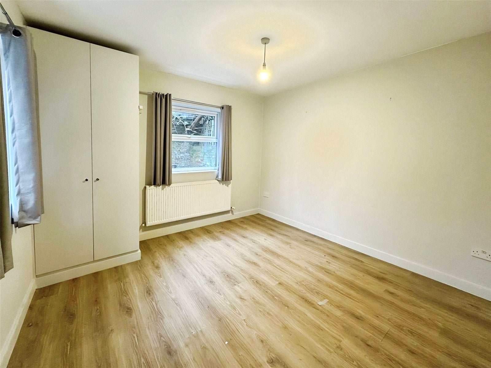 Flat Dalyell Road in Greater London