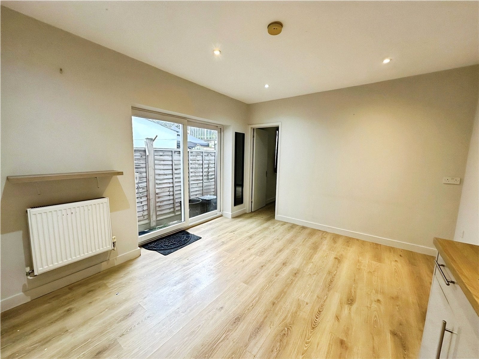 Flat Dalyell Road in Greater London