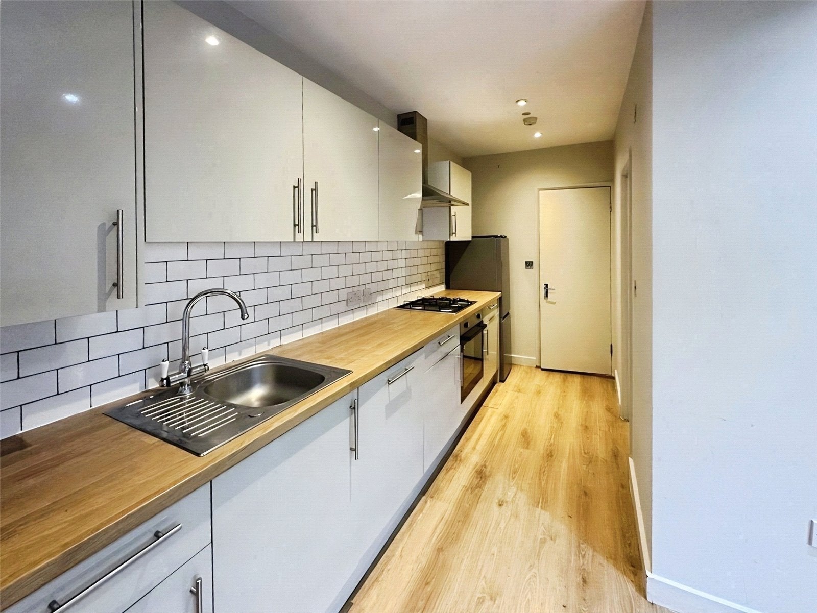 Flat Dalyell Road in Greater London