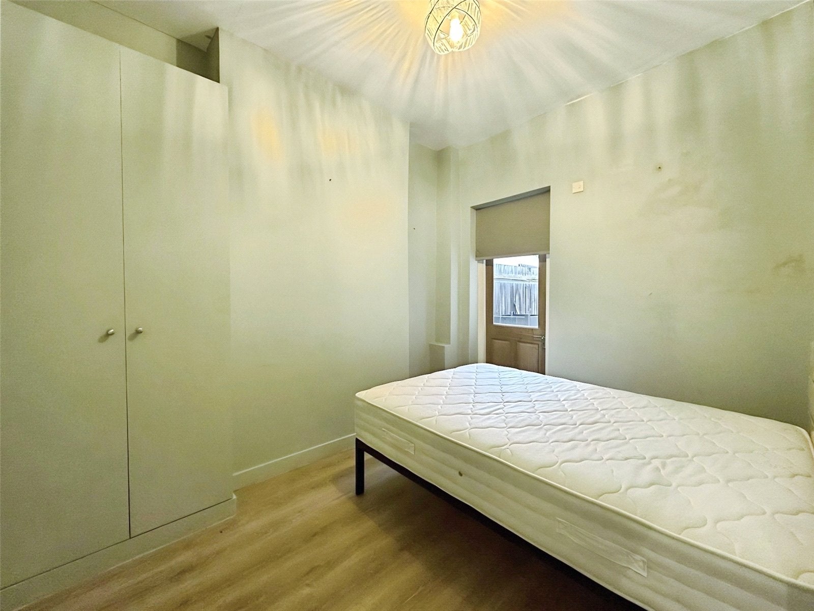 Flat Dalyell Road in Greater London