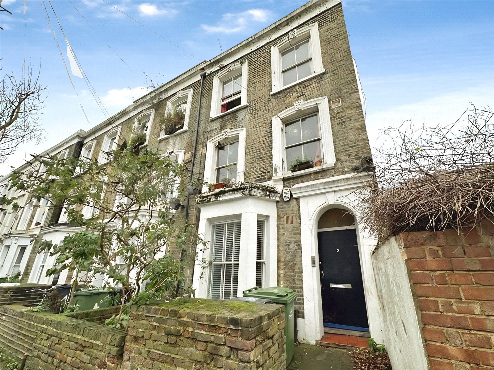 Flat Dalyell Road in Greater London