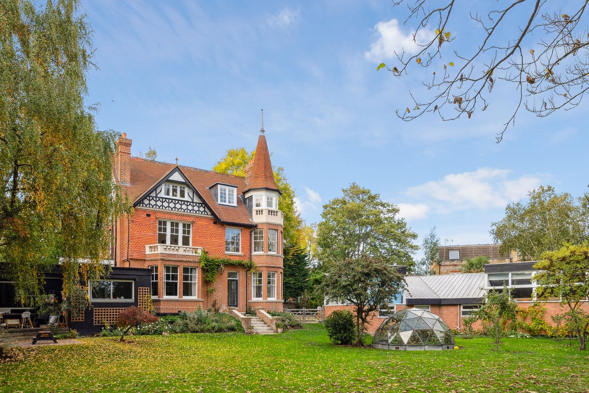 House Bridge Road in Elmbridge