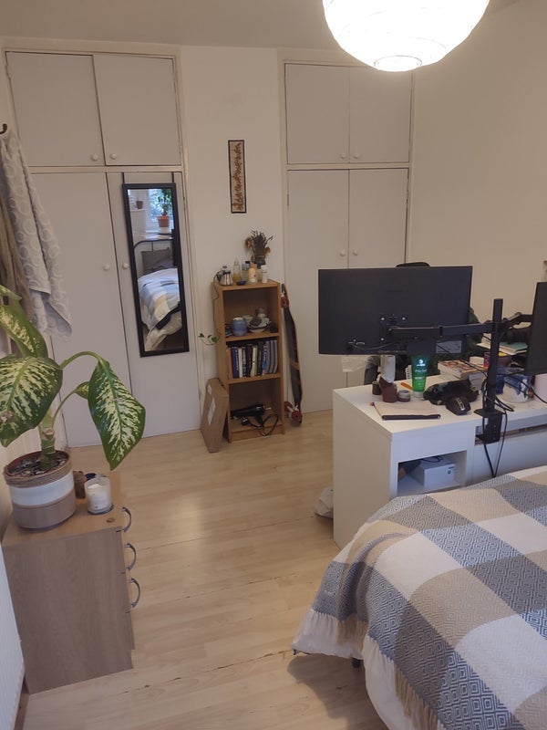 Room Pownall Road in Greater London