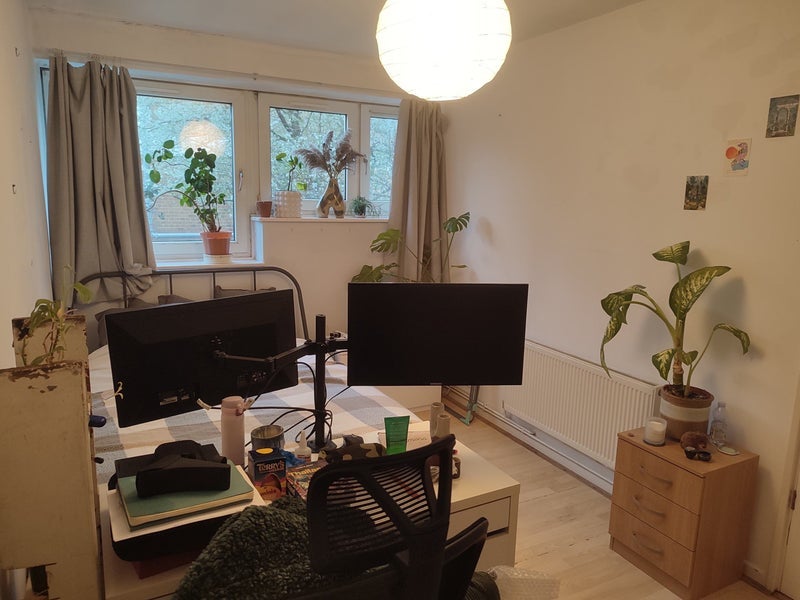 Room Pownall Road in Greater London
