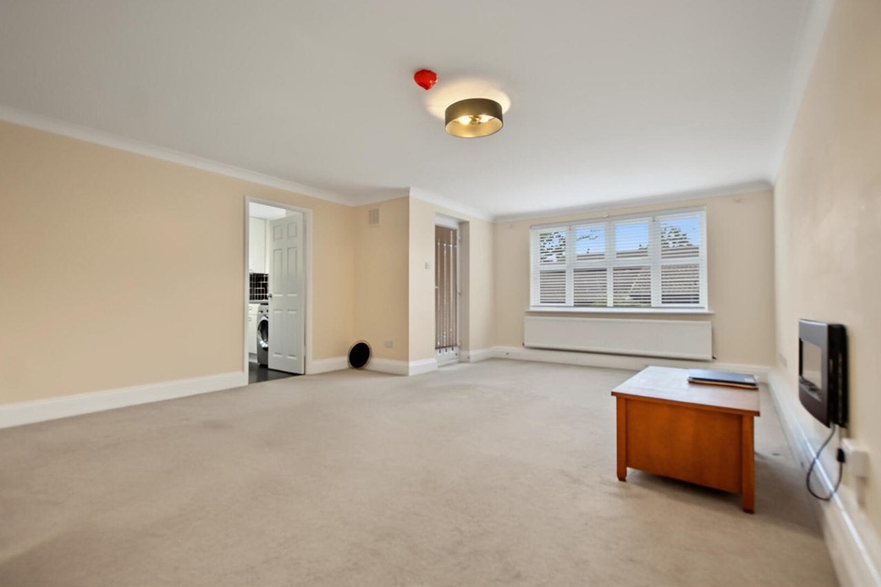 Flat Balmoral Gardens in Greater London