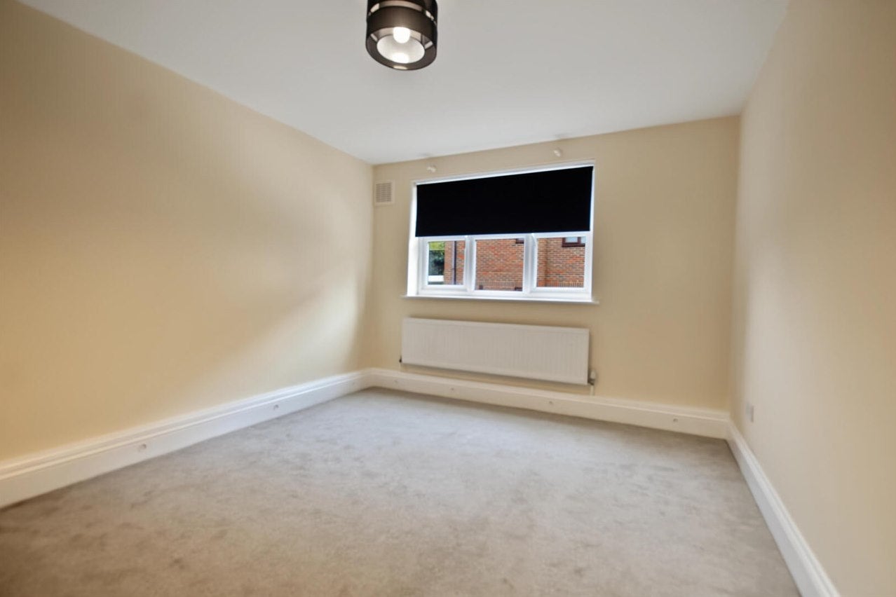 Flat Balmoral Gardens in Greater London