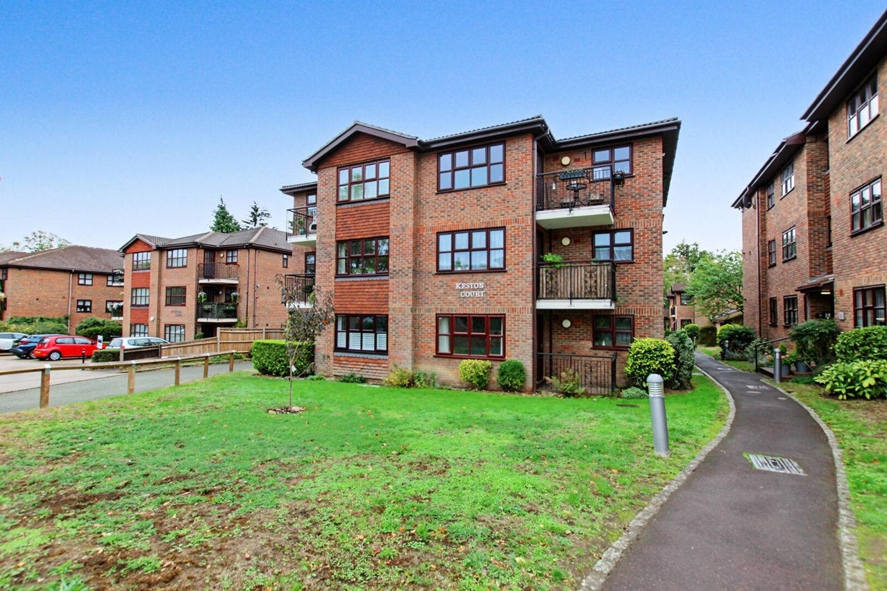 Flat Balmoral Gardens in Greater London