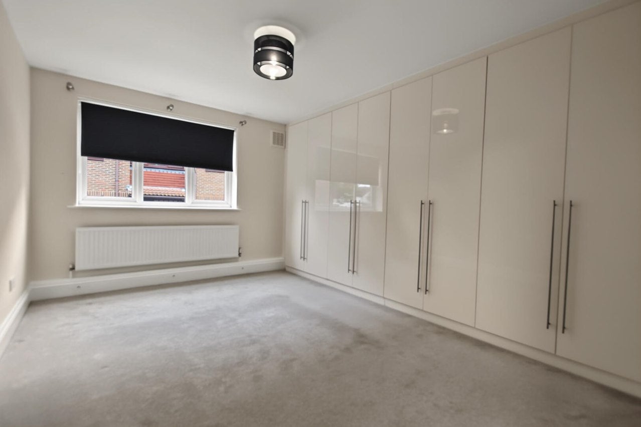 Flat Balmoral Gardens in Greater London