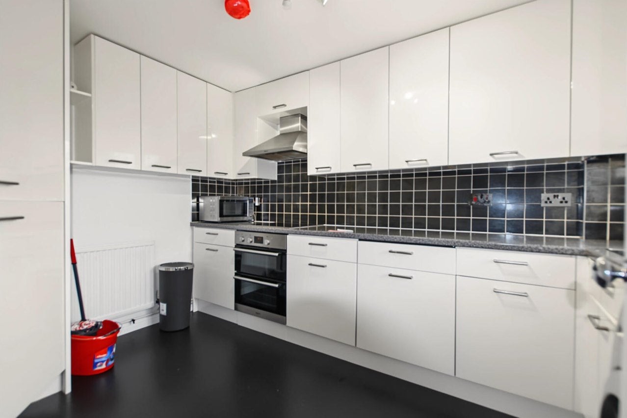 Flat Balmoral Gardens in Greater London