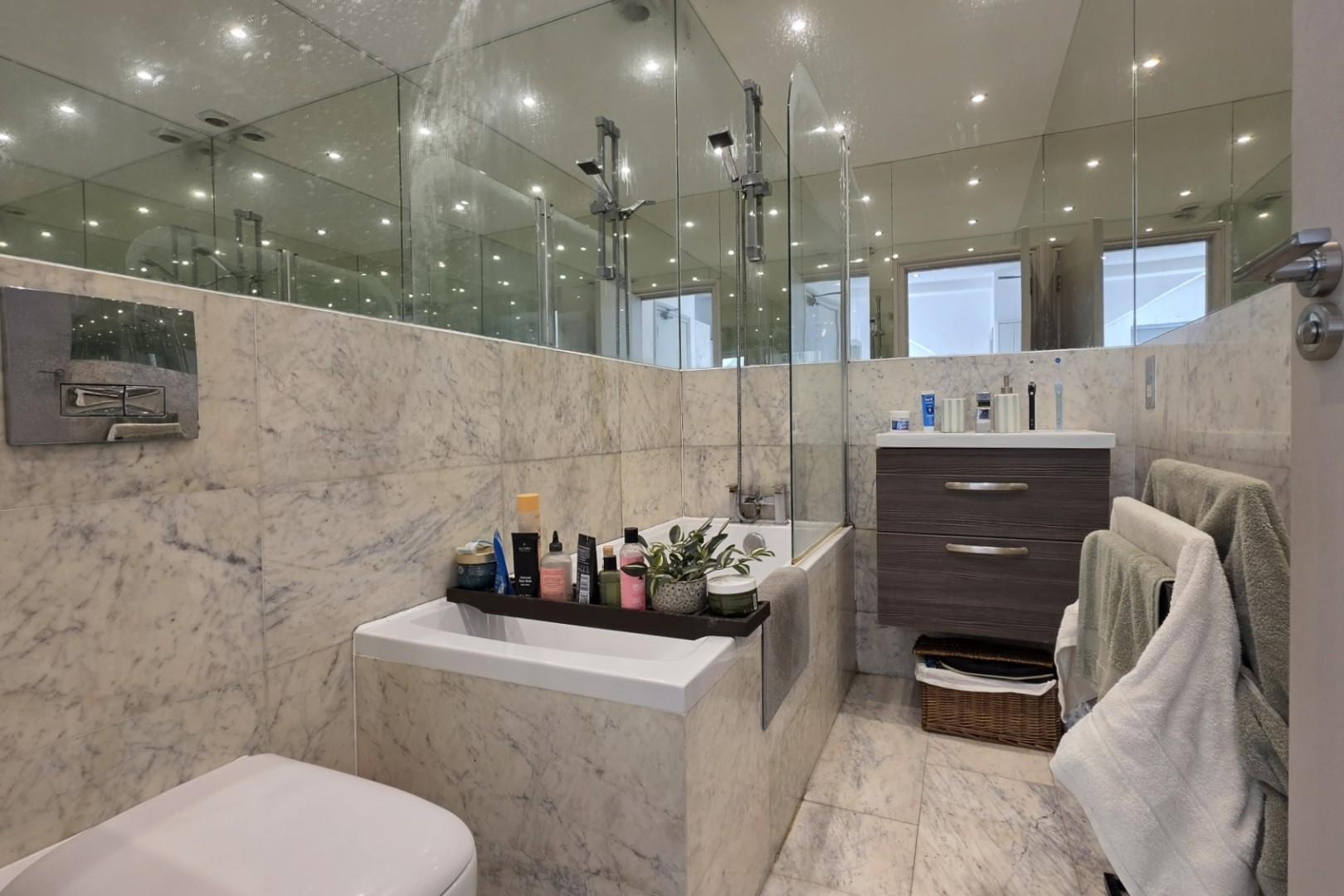 Flat Eaton Rise in Greater London