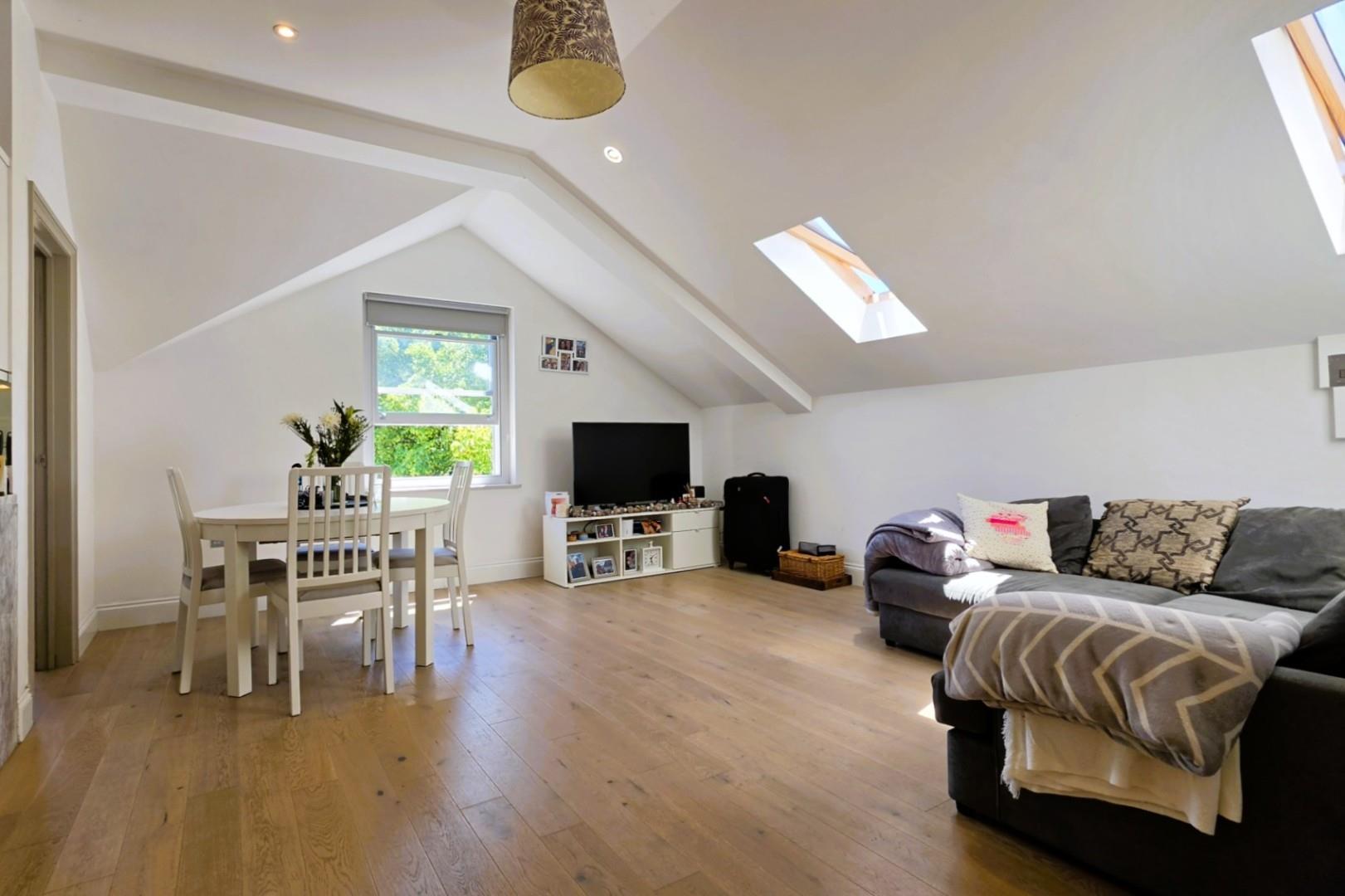 Flat Eaton Rise in Greater London