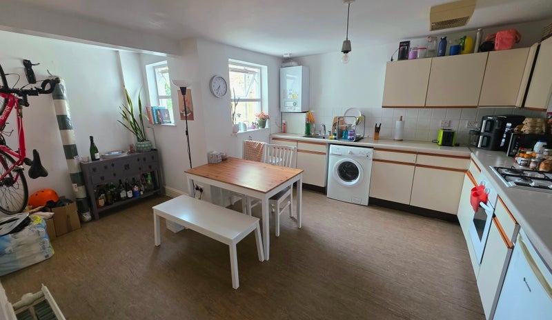 Room Durley Road in Greater London