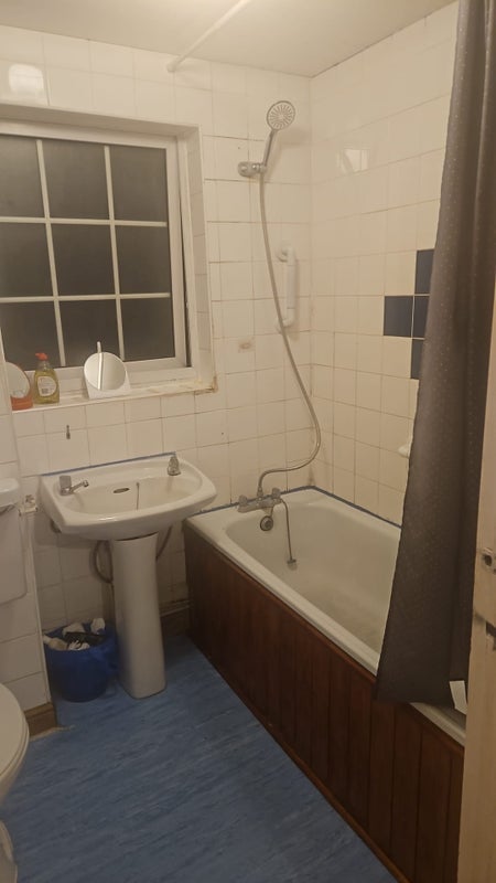Room Crowden Way in Greater London