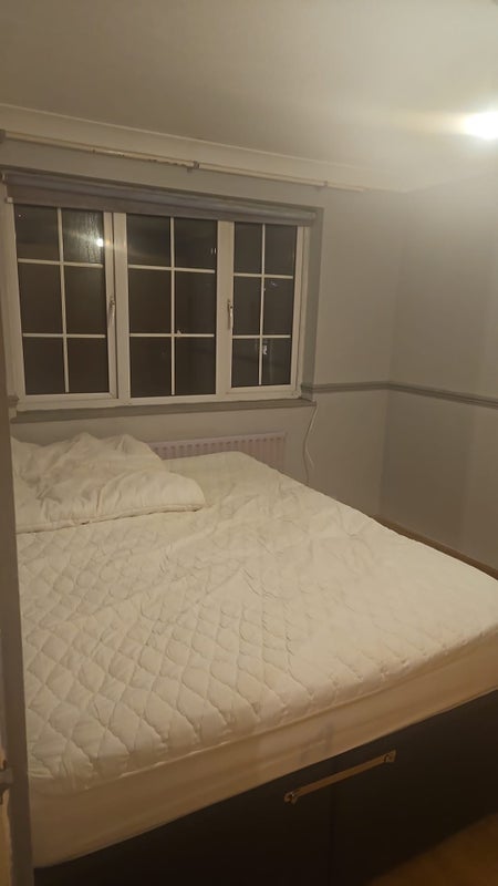 Room Crowden Way in Greater London