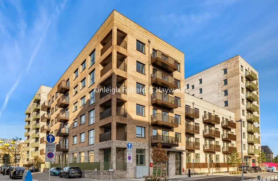 Flat Mizzen Street in Greater London