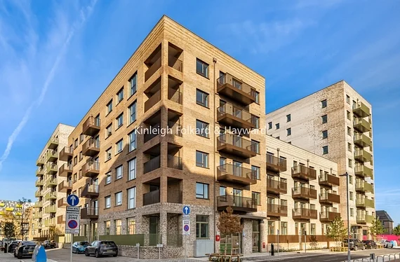 Flat Mizzen Street in Greater London
