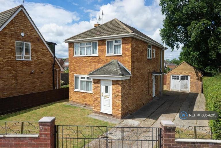 House Beaver Lane in Ashford
