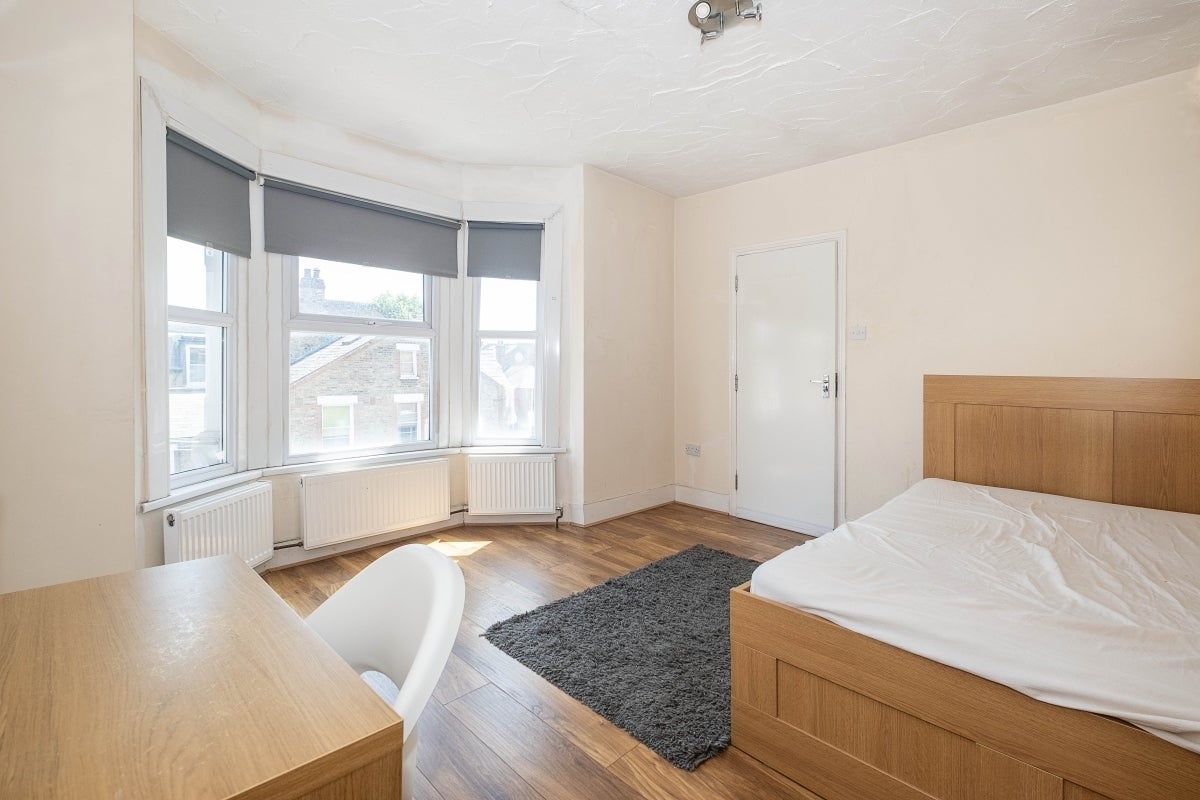 Flat Barmouth Road in Greater London