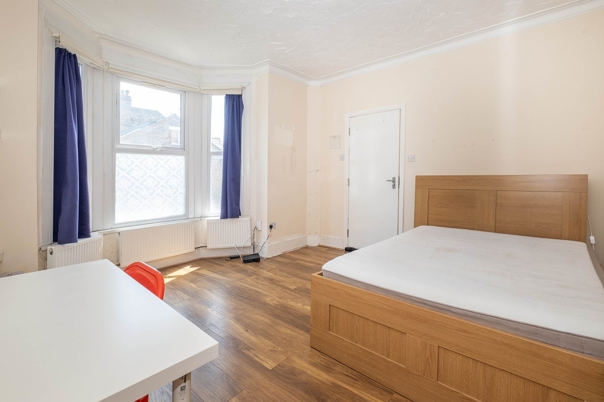 Flat Barmouth Road in Greater London