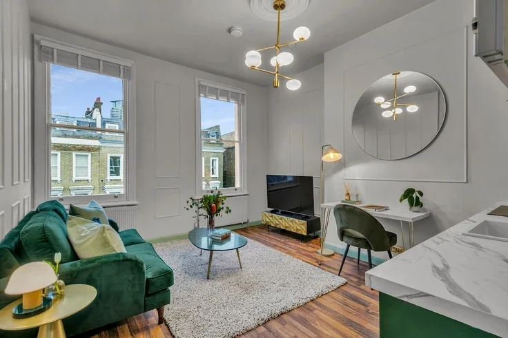 Flat Eardley Crescent in Greater London