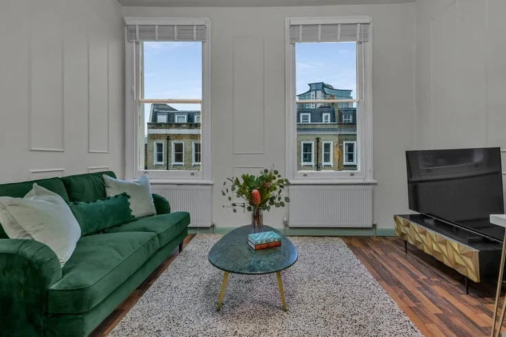 Flat Eardley Crescent in Greater London
