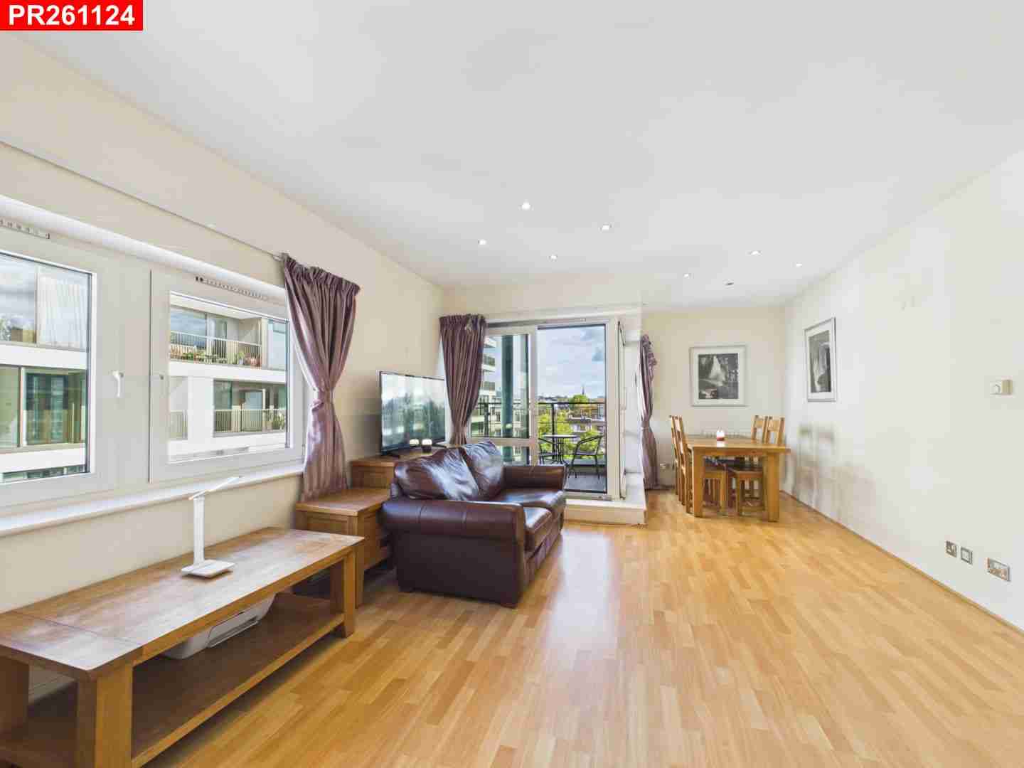 Flat Warwick Gardens in Greater London