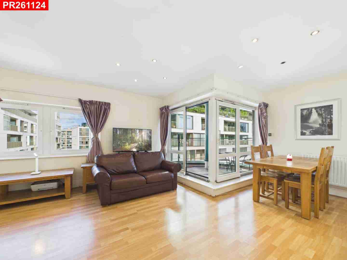 Flat Warwick Gardens in Greater London