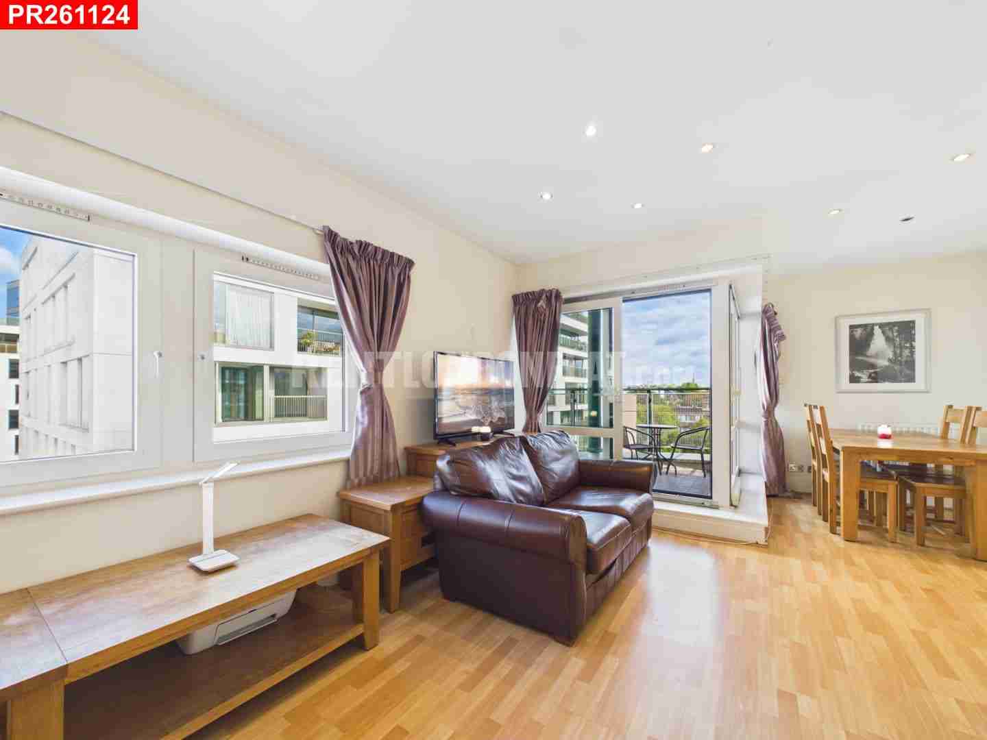 Flat Warwick Gardens in Greater London