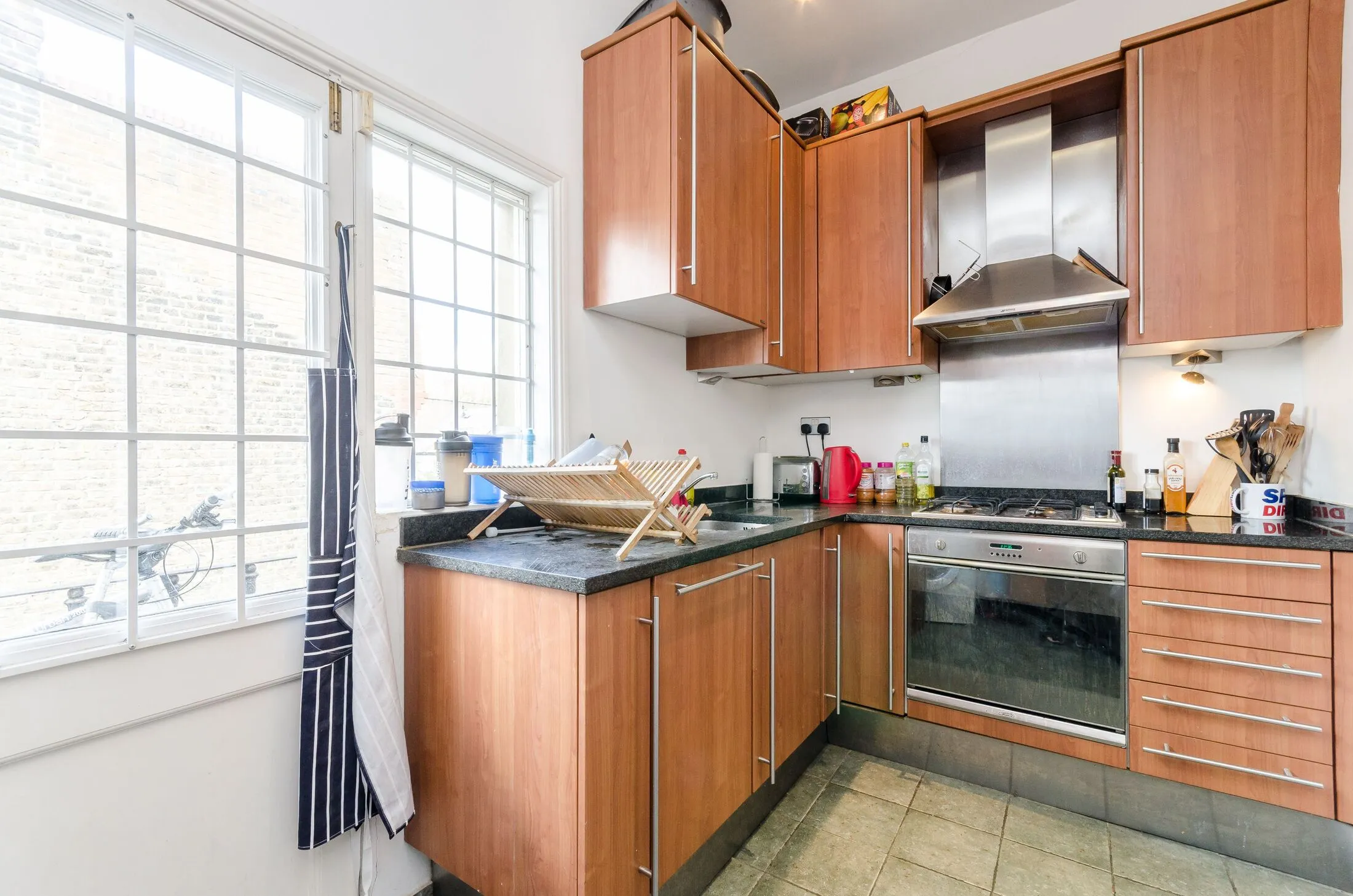 Flat Hugon Road in Greater London