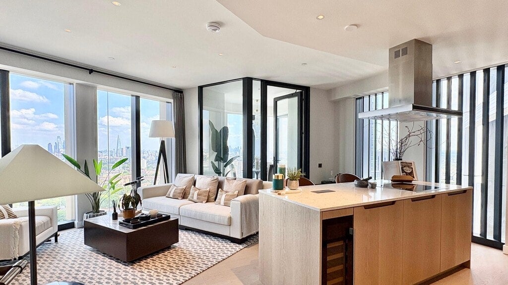 Flat Nine Elms Lane in Greater London