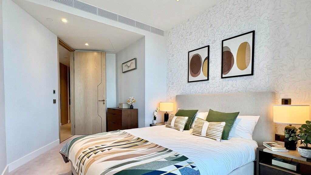 Flat Nine Elms Lane in Greater London