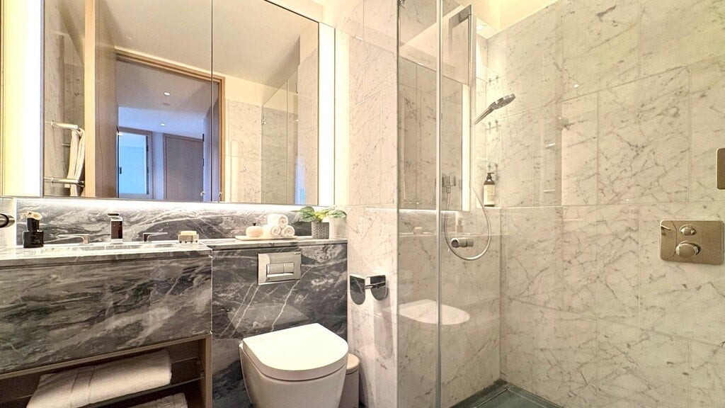 Flat Nine Elms Lane in Greater London