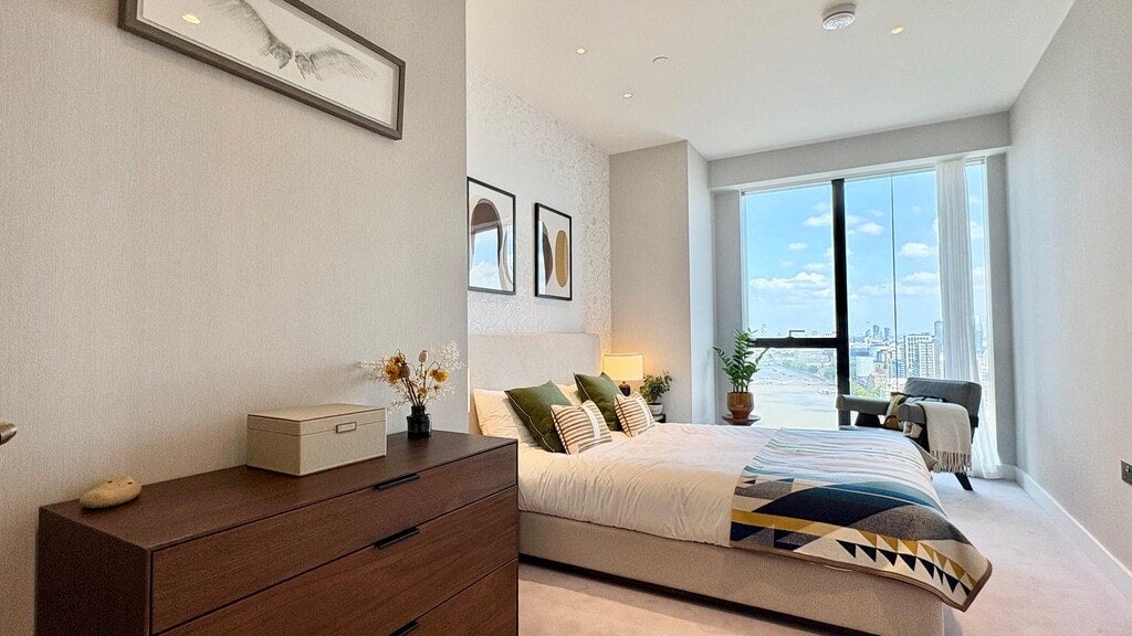 Flat Nine Elms Lane in Greater London