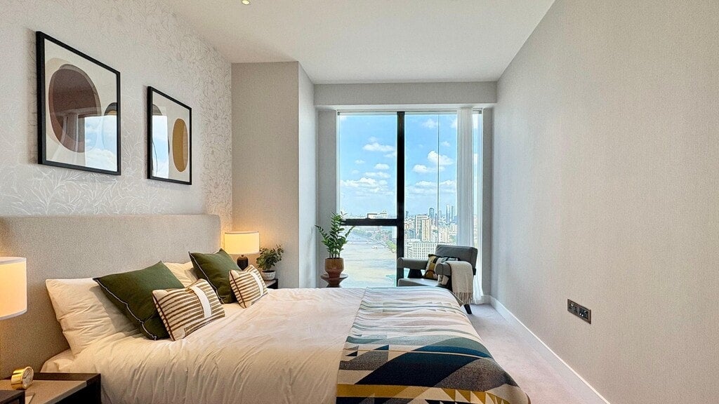Flat Nine Elms Lane in Greater London