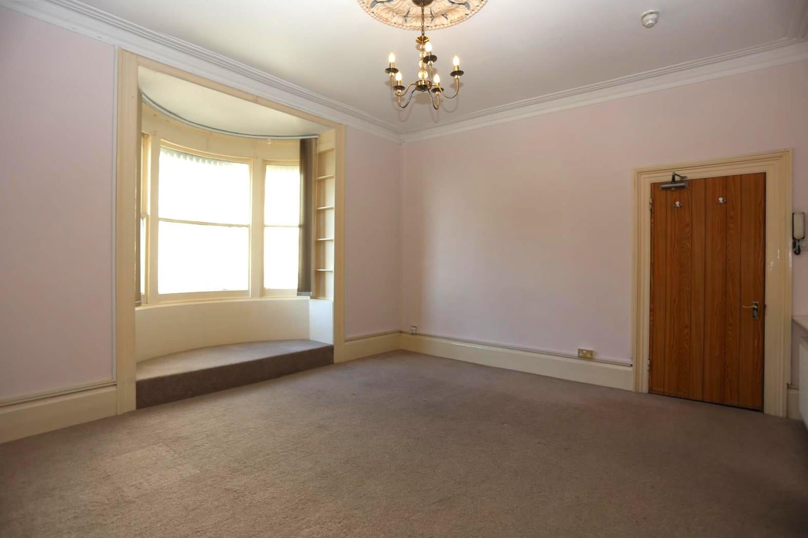 Flat Marine Square in Brighton