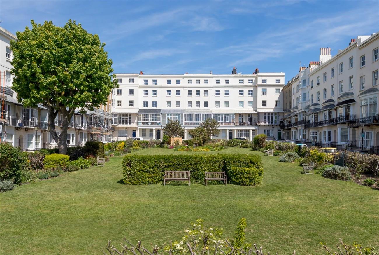 Flat Marine Square in Brighton