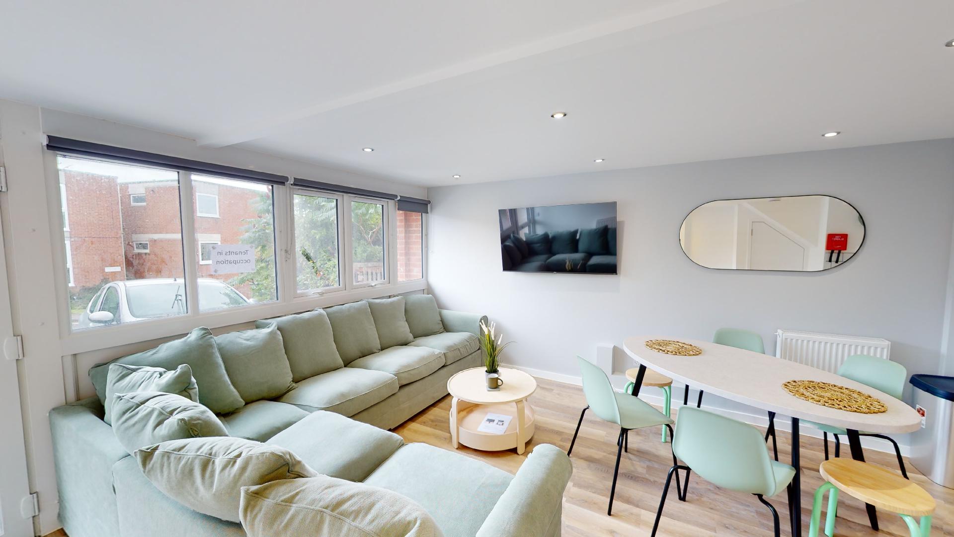 Flat Yew Tree Close in Exeter