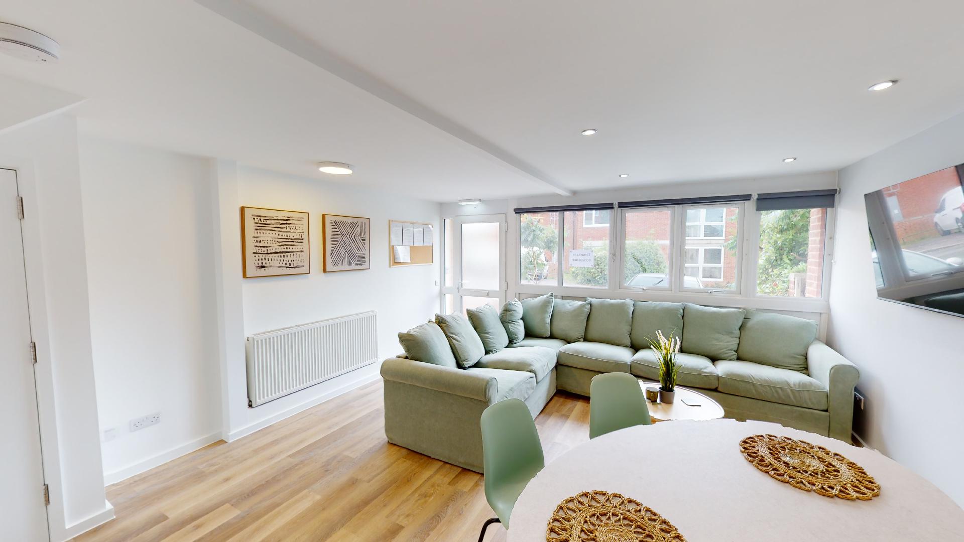 Flat Yew Tree Close in Exeter