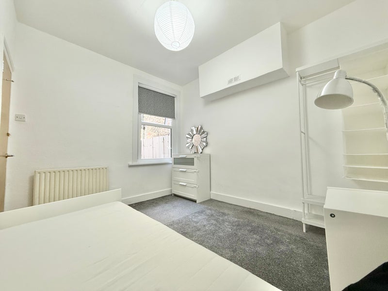 Room Clements Road in Greater London