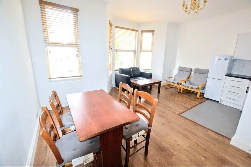 Flat Holbrooke Court in Greater London
