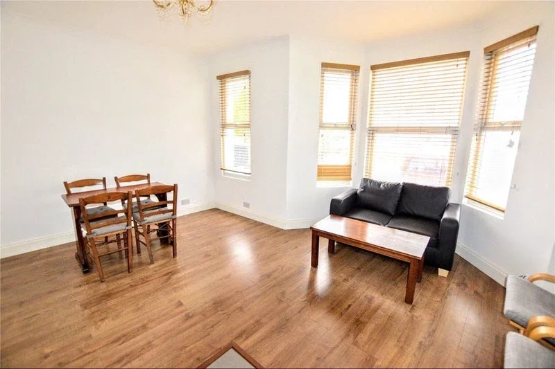 Flat Holbrooke Court in Greater London