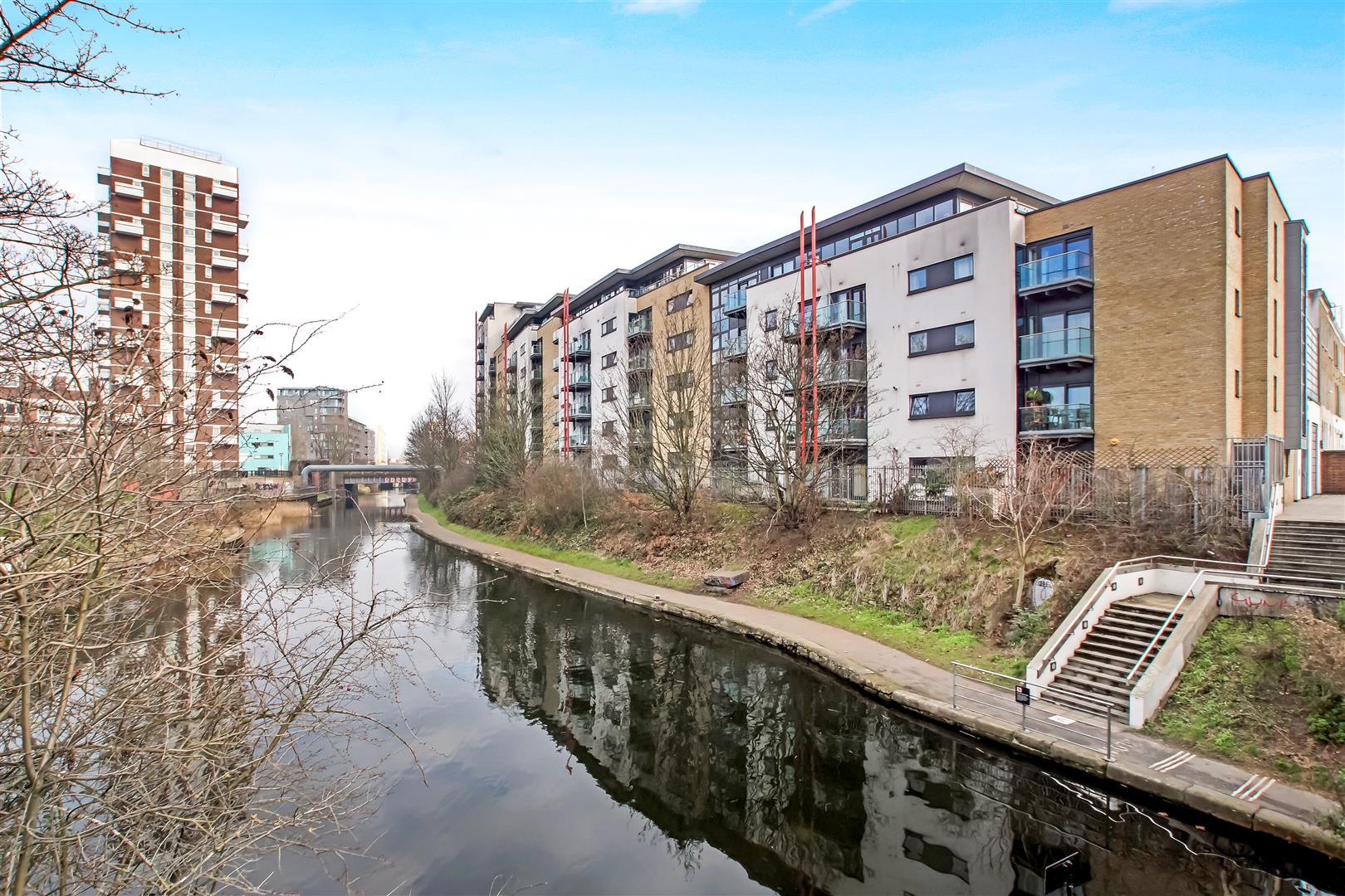 Flat Commercial Road in Greater London