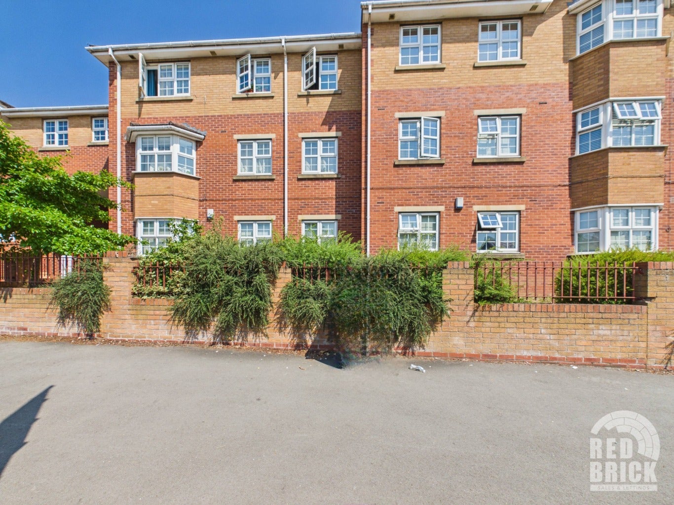 Flat Longfellow Road in Coventry