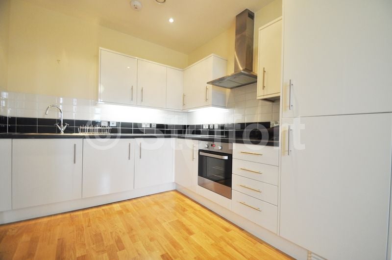 Flat Sussex Way in Greater London